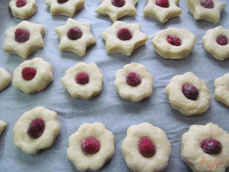 Фото приготовление рецепта: Печенье с ягодами шаг №5