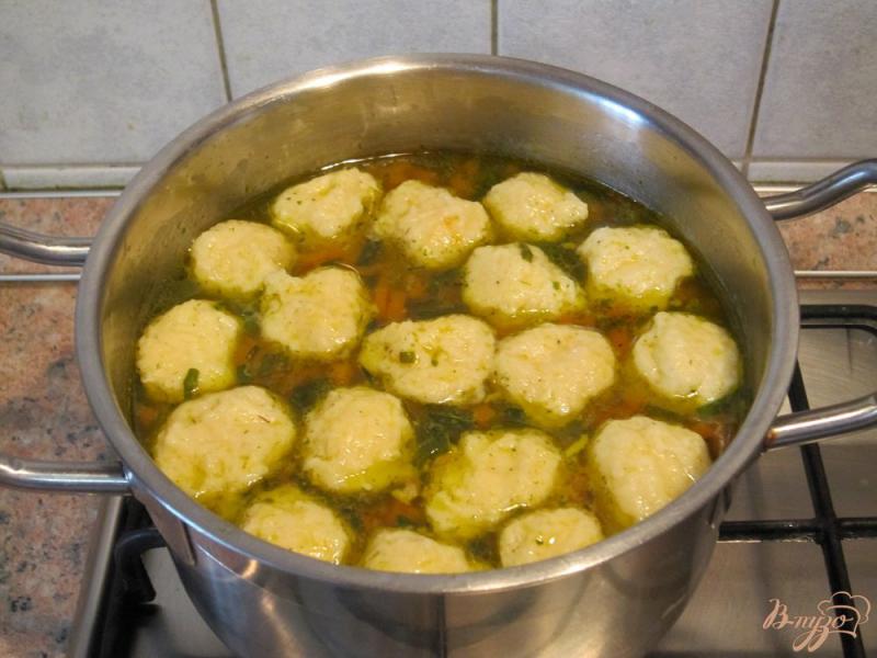 Фото приготовление рецепта: Суп с клецками из сыра шаг №10
