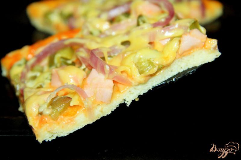 Фото приготовление рецепта: Тесто для тонкой пиццы из минимум ингредиентов шаг №8