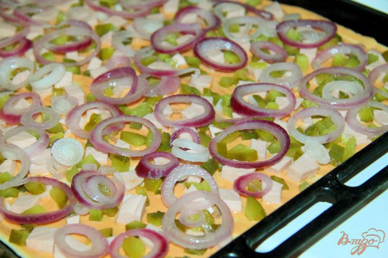 Фото приготовление рецепта: Пицца с колбасой, корнишонами и луком шаг №10