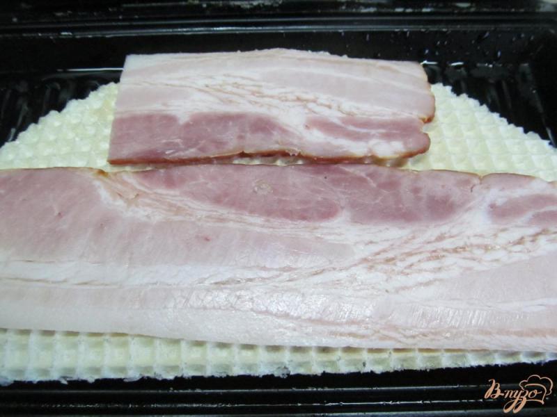 Фото приготовление рецепта: Бутерброд на готовых вафлях шаг №2