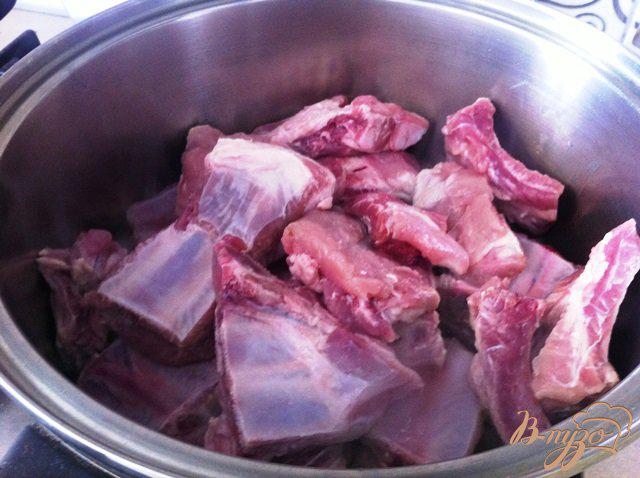 Фото приготовление рецепта: Свиные тушеные  ребрышки шаг №2