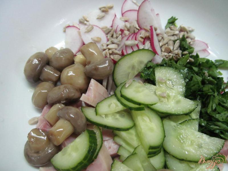 Фото приготовление рецепта: Салат с ветчиной и маринованными грибами шаг №2