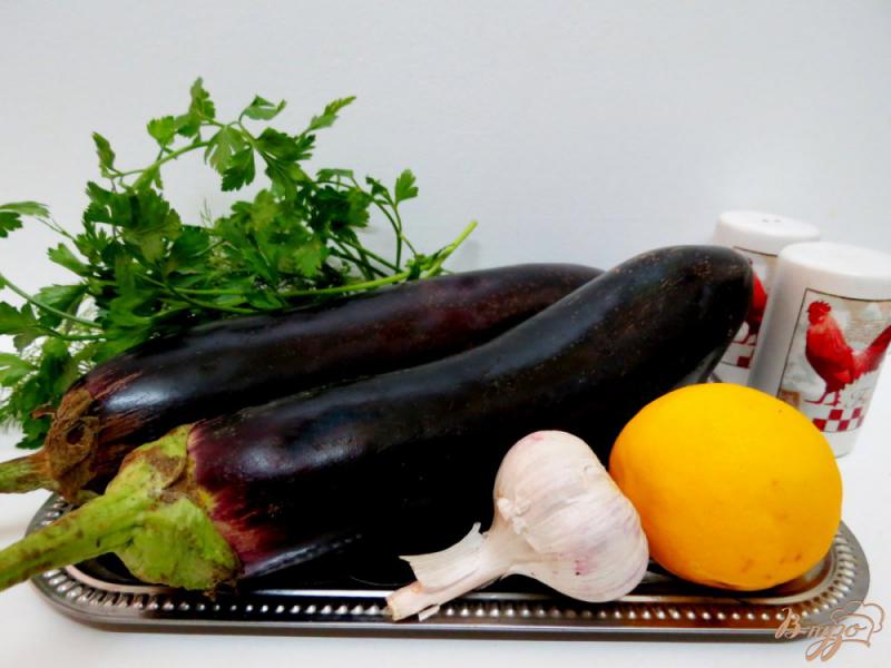 Фото приготовление рецепта: Салат из отварных баклажанов, чеснока и зелени шаг №1