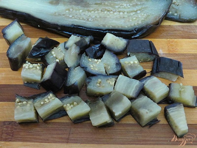 Фото приготовление рецепта: Салат из отварных баклажанов, чеснока и зелени шаг №4