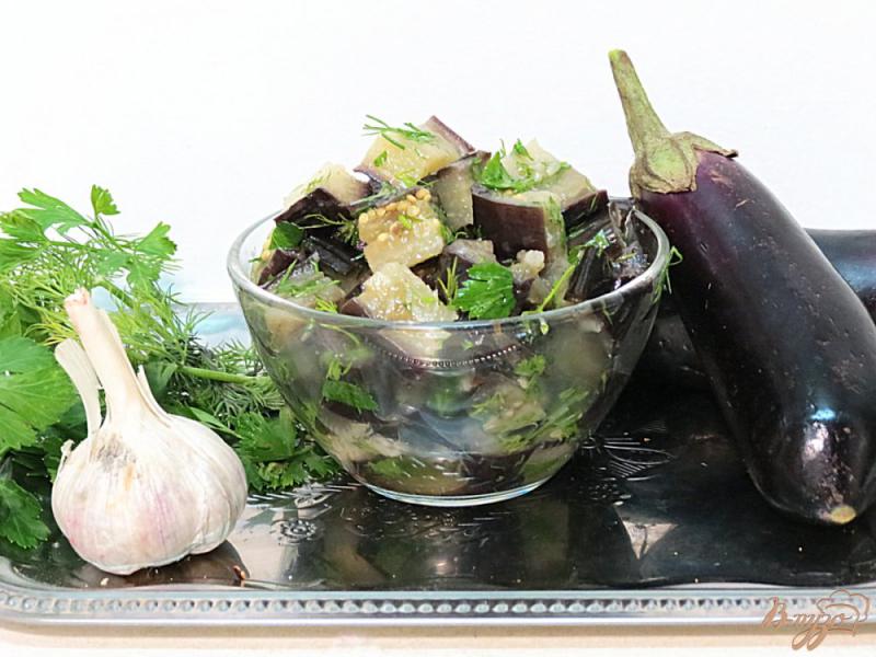 Фото приготовление рецепта: Салат из отварных баклажанов, чеснока и зелени шаг №6