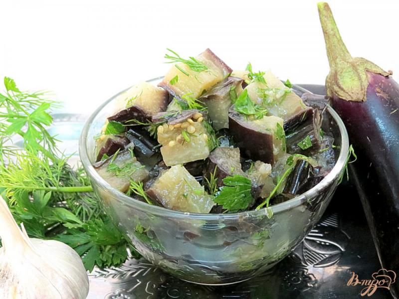 Фото приготовление рецепта: Салат из отварных баклажанов, чеснока и зелени шаг №7