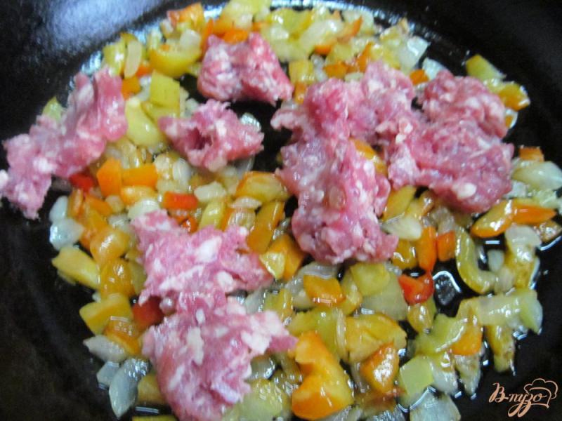 Фото приготовление рецепта: Картофельная запеканка с фаршем на сковороде шаг №2