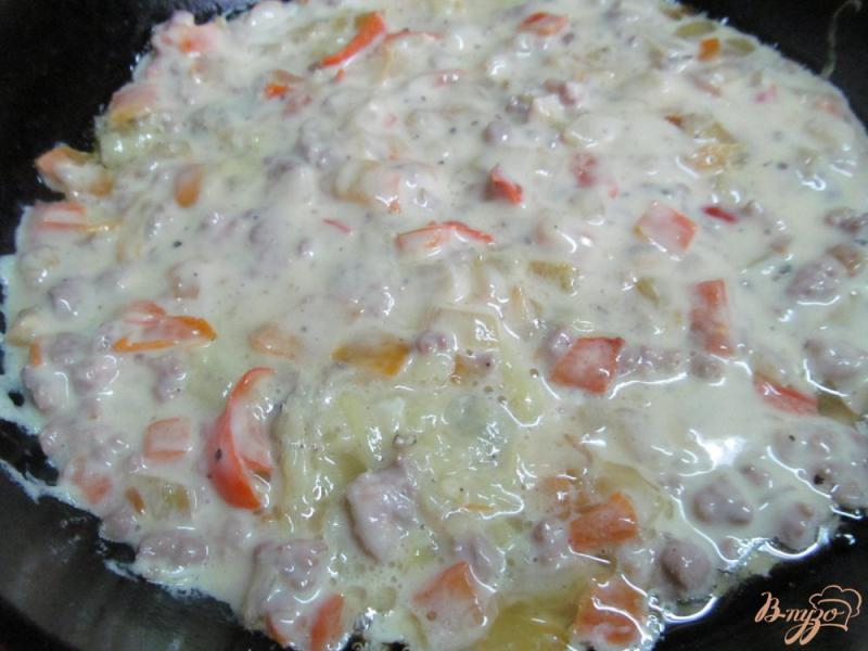 Фото приготовление рецепта: Картофельная запеканка с фаршем на сковороде шаг №7