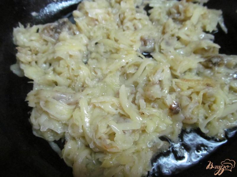 Фото приготовление рецепта: Картофельная запеканка с фаршем на сковороде шаг №6