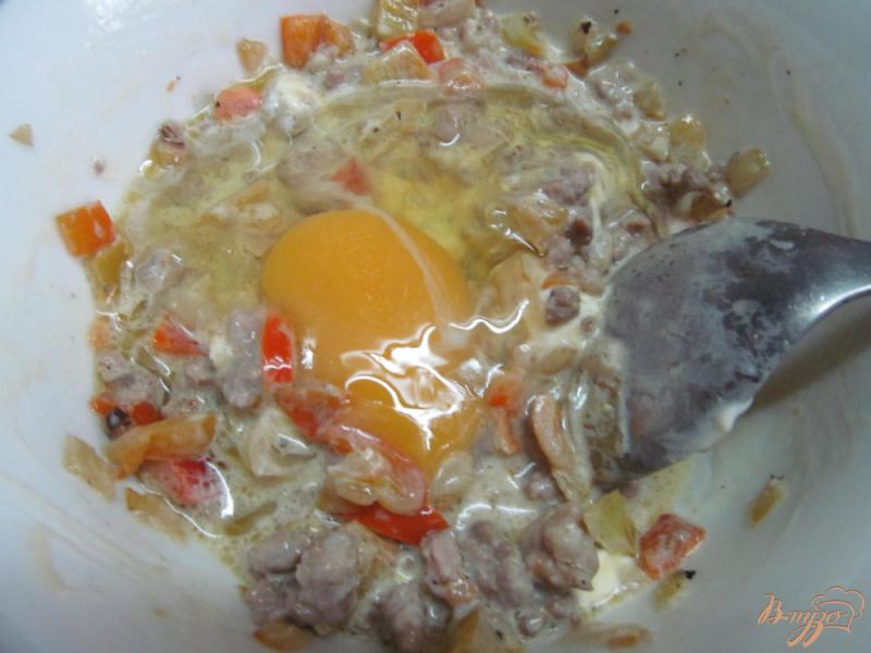 Фото приготовление рецепта: Картофельная запеканка с фаршем на сковороде шаг №4