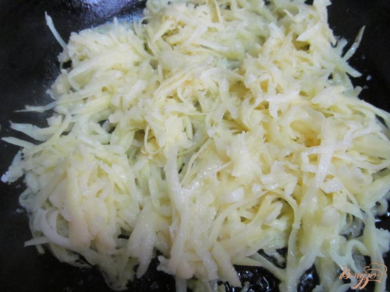 Фото приготовление рецепта: Картофельная запеканка с фаршем на сковороде шаг №5