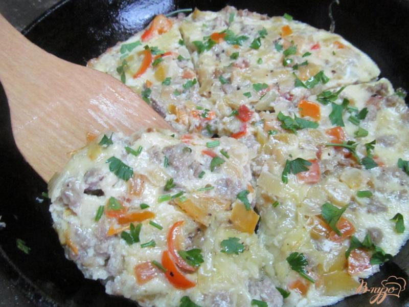 Фото приготовление рецепта: Картофельная запеканка с фаршем на сковороде шаг №9