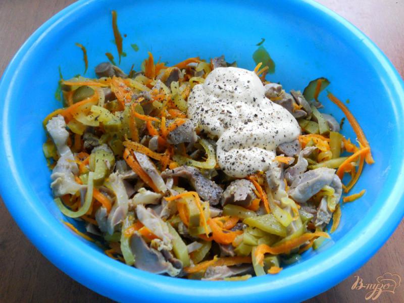 Фото приготовление рецепта: Салат из куриных желудочков с горошком и овощами шаг №4