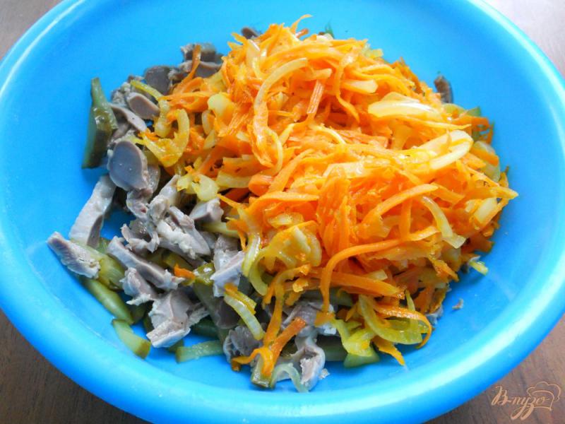 Фото приготовление рецепта: Салат из куриных желудочков с горошком и овощами шаг №3