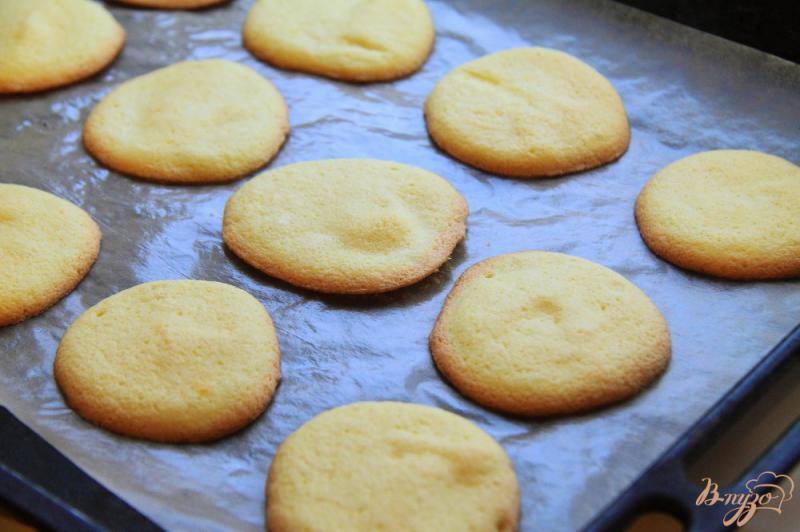 Фото приготовление рецепта: Бисквитное печенье с прослойкой шаг №8