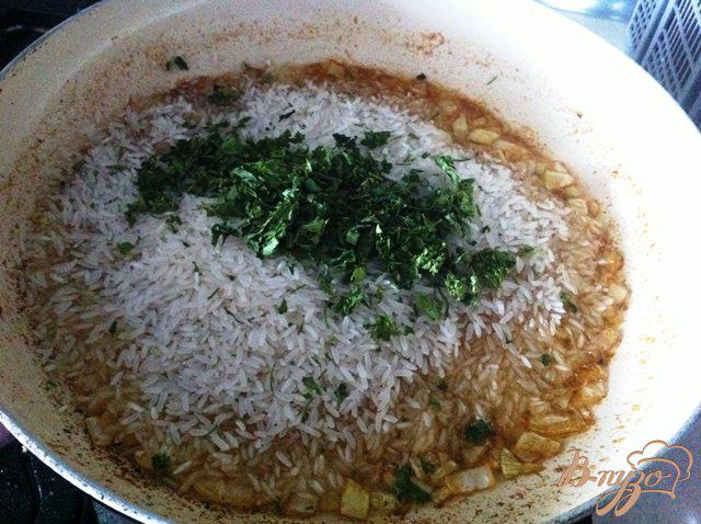 Фото приготовление рецепта: Рис с зеленым горошком на гарнир шаг №3