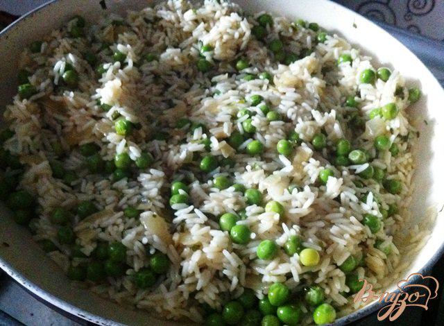 Фото приготовление рецепта: Рис с зеленым горошком на гарнир шаг №6