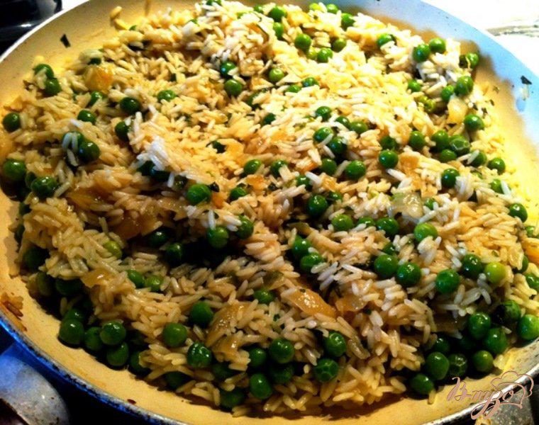 Фото приготовление рецепта: Рис с зеленым горошком на гарнир шаг №7