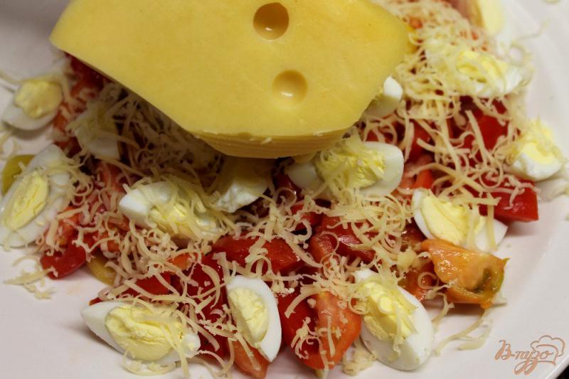 Фото приготовление рецепта: Салат из помидор с перепелиными яйцами и сыром шаг №4