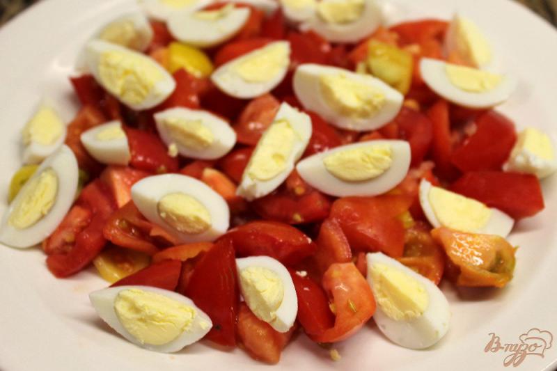Фото приготовление рецепта: Салат из помидор с перепелиными яйцами и сыром шаг №3