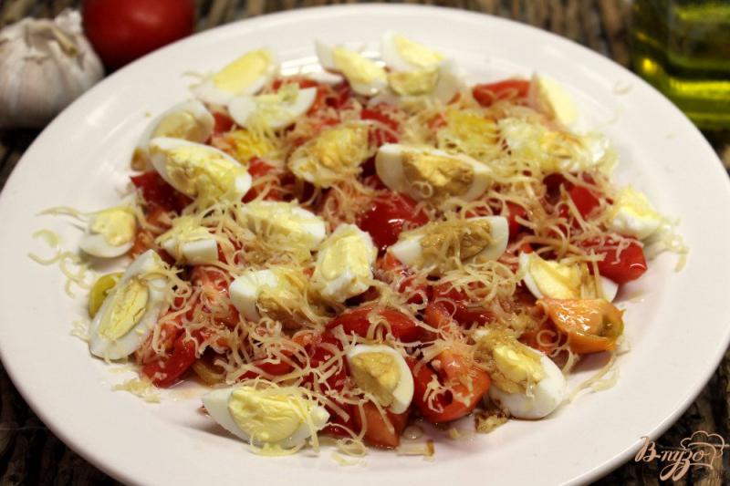 Фото приготовление рецепта: Салат из помидор с перепелиными яйцами и сыром шаг №5