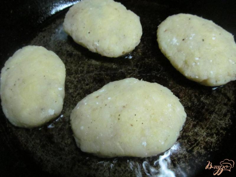 Фото приготовление рецепта: Картофельные пампушки с сыром и творогом шаг №5