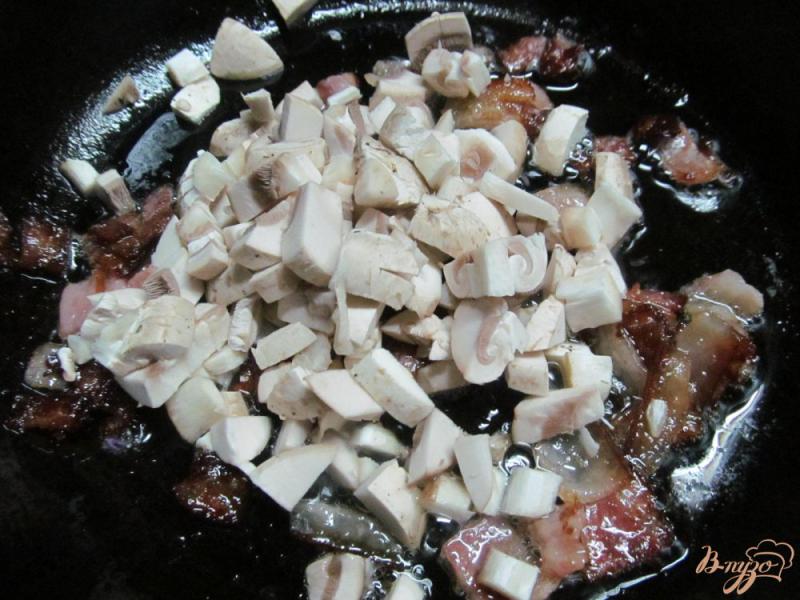 Фото приготовление рецепта: Картофельное пюре с беконом и грибами шаг №2