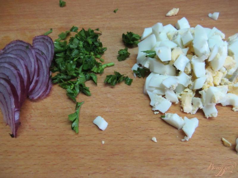 Фото приготовление рецепта: Грибной салат с яйцом шаг №1