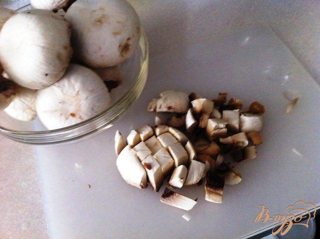 Фото приготовление рецепта: Отбивные из свинины с грибами и сыром шаг №3