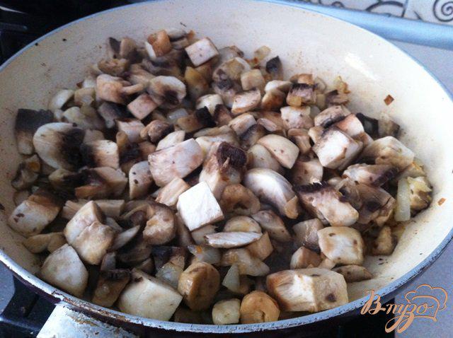 Фото приготовление рецепта: Отбивные из свинины с грибами и сыром шаг №5