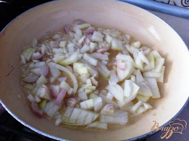 Фото приготовление рецепта: Отбивные из свинины с грибами и сыром шаг №4