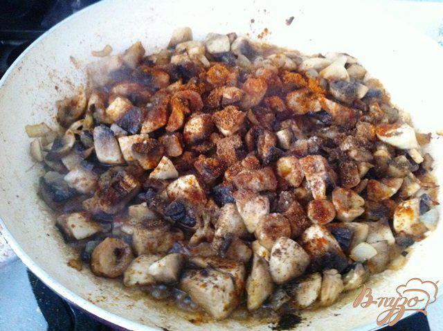 Фото приготовление рецепта: Отбивные из свинины с грибами и сыром шаг №6