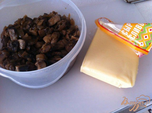 Фото приготовление рецепта: Отбивные из свинины с грибами и сыром шаг №7
