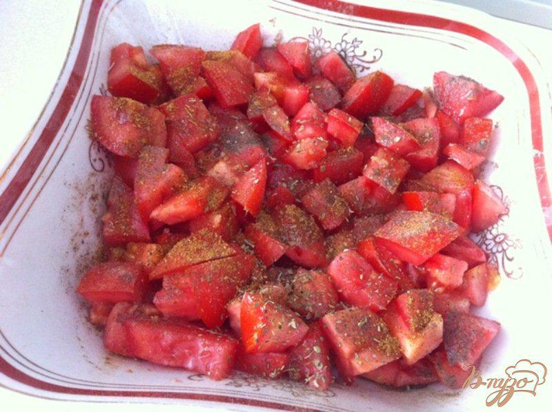 Фото приготовление рецепта: Слоеный салат из помидор и сыра шаг №2