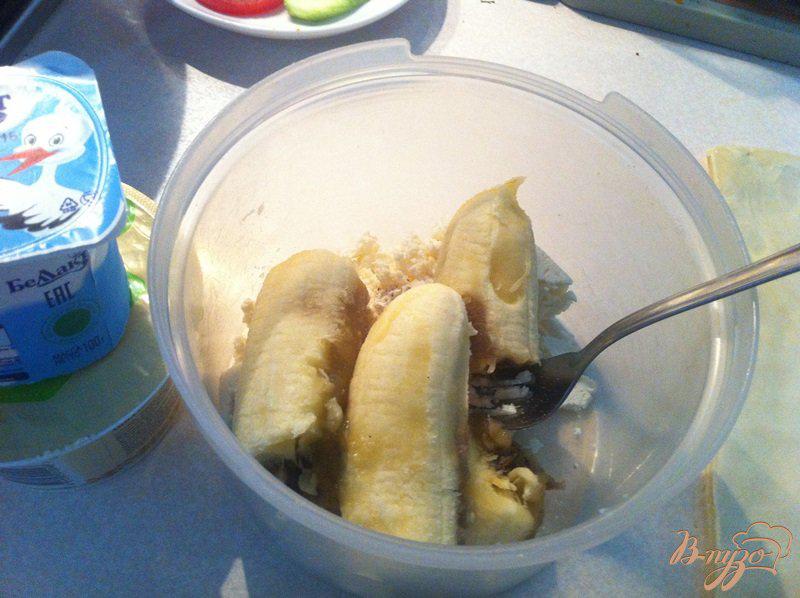 Фото приготовление рецепта: Слоеный рулет из творог с бананом шаг №2