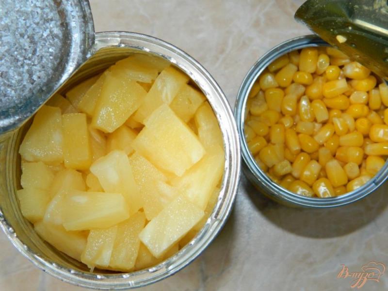 Фото приготовление рецепта: Салат с ананасами и крабовыми палочками шаг №4