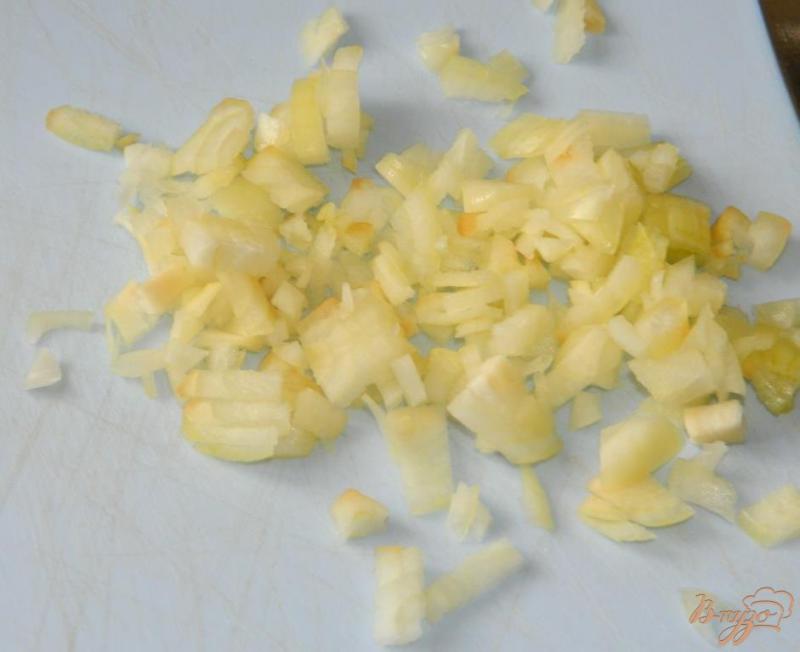 Фото приготовление рецепта: Салат с ананасами и крабовыми палочками шаг №3