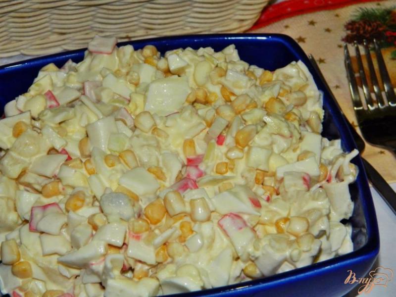 Фото приготовление рецепта: Салат с ананасами и крабовыми палочками шаг №5