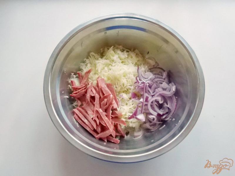 Фото приготовление рецепта: Салат из  белокочанной  капусты с колбасой и майонезом шаг №4