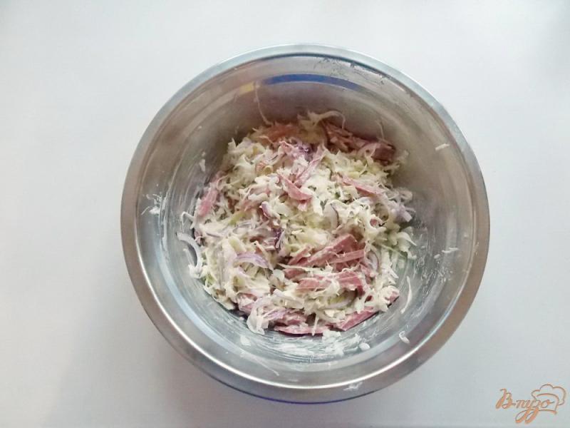 Фото приготовление рецепта: Салат из  белокочанной  капусты с колбасой и майонезом шаг №6