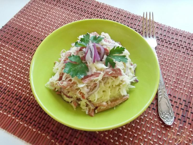 Фото приготовление рецепта: Салат из  белокочанной  капусты с колбасой и майонезом шаг №7