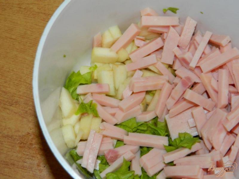 Фото приготовление рецепта: Салат с грушей и ветчиной шаг №1