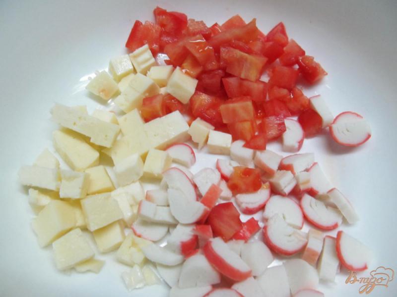 Фото приготовление рецепта: Салат с крабовыми палочками и брынзой шаг №1