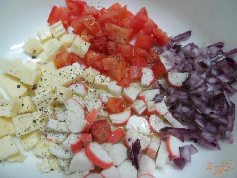 Фото приготовление рецепта: Салат с крабовыми палочками и брынзой шаг №2