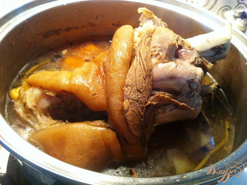 Фото приготовление рецепта: Запеченная свиная рулька с капустой шаг №7