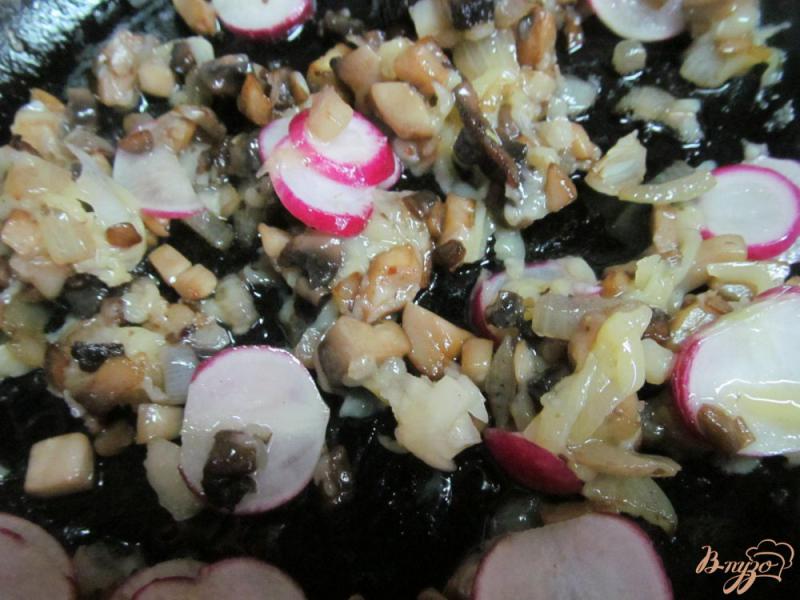 Фото приготовление рецепта: Закуска из баклажана с грибами и редисом шаг №4