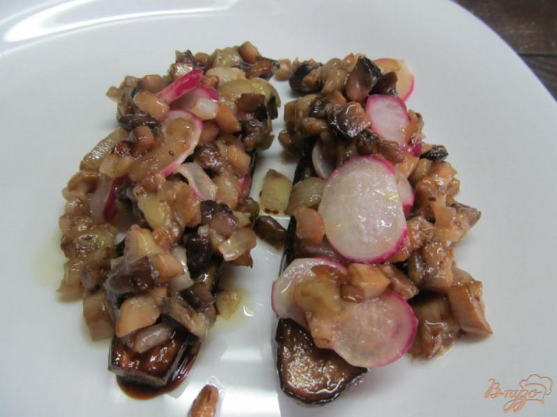 Фото приготовление рецепта: Закуска из баклажана с грибами и редисом шаг №5