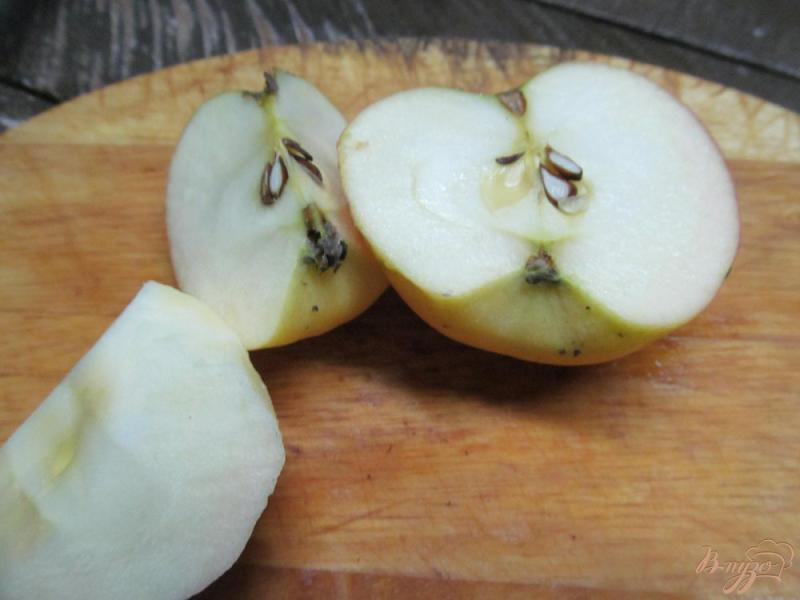 Фото приготовление рецепта: Салат из сайры с яблоком шаг №4