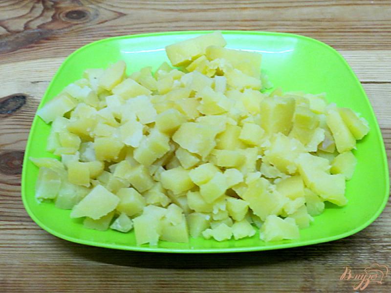 Фото приготовление рецепта: Салат из куриного филе с маринованными маслятами шаг №3